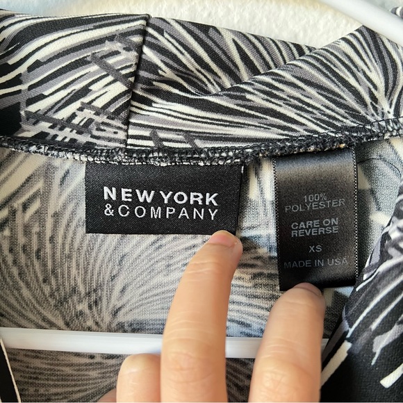 New York And Company Black & White Cowl Neck Sheath Palm Print Sleeveless Dress - Picture 5 of 5